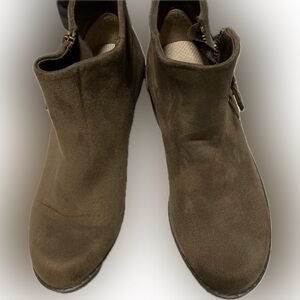 Bzees Women's washable green zippered Ankle Boots